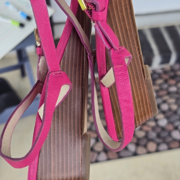 Michael Kors Nora Wedge Sandals Sz 10M Shoes Raspberry Pink Thong Logo Leather - Picture 14 of 15